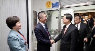 李家超率團抵達上海明出席進博會開幕禮-冀爭取更多企業落戶香港