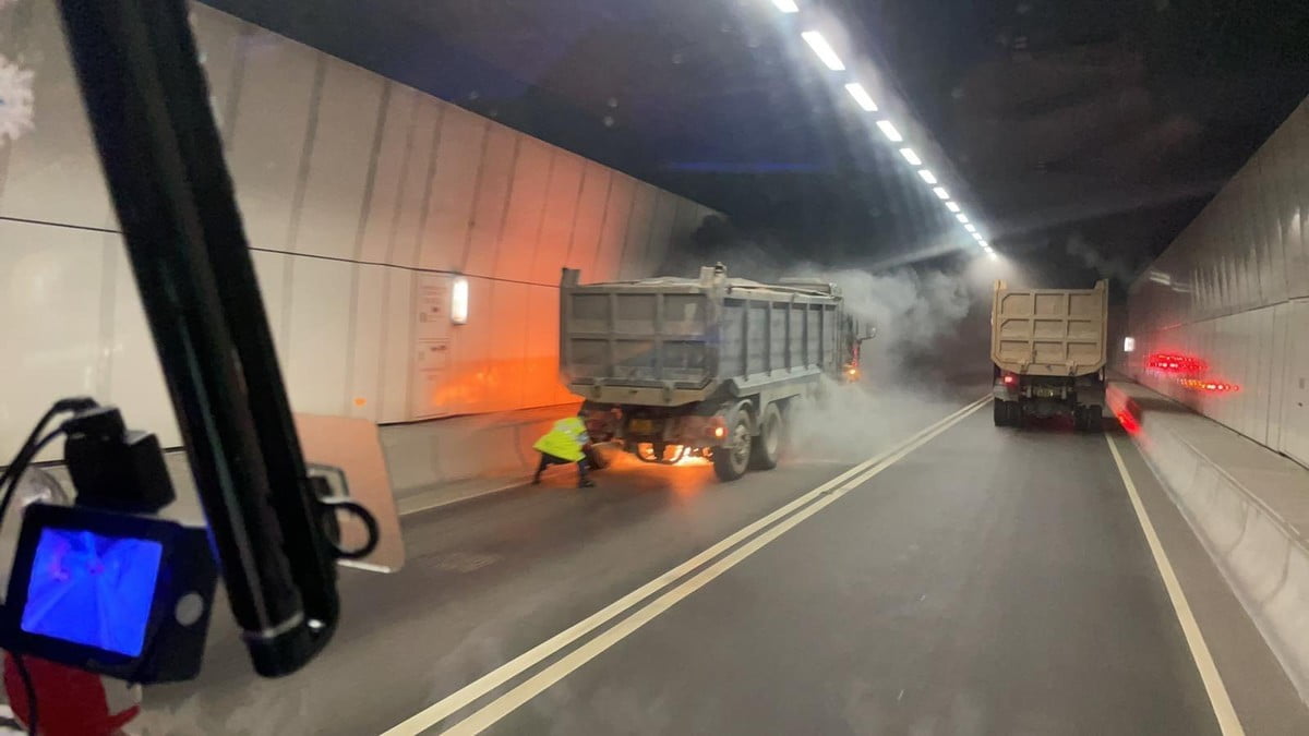 有片｜龍山隧道泥頭車起火無人受傷　管道內煙霧瀰漫