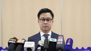 立法會選舉-男待應涉毀參選人旗幟被捕-警方-對破壞選舉行為零容忍