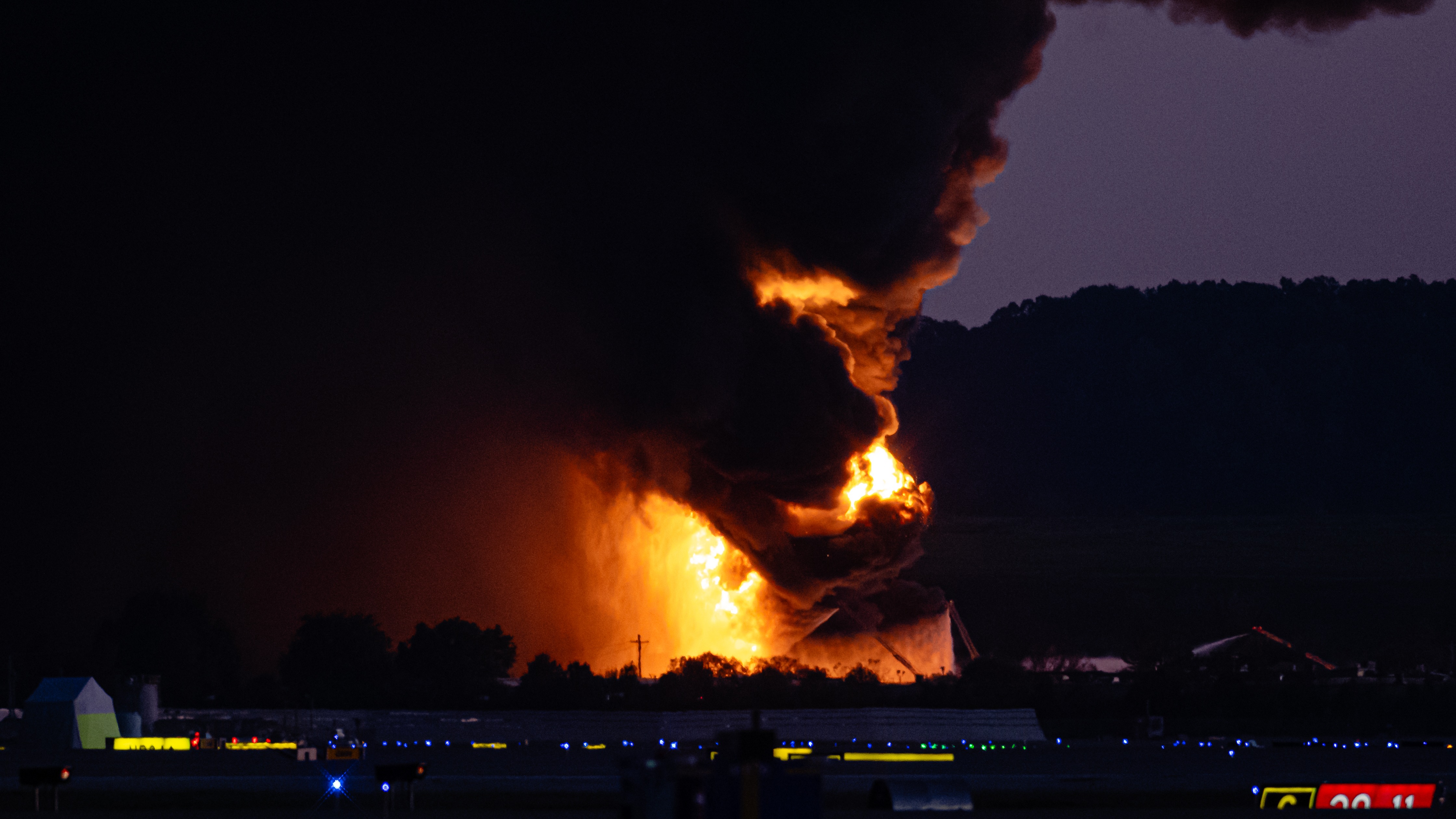 有片｜美國貨機起飛時疑著火墜毀   至少7死11傷
