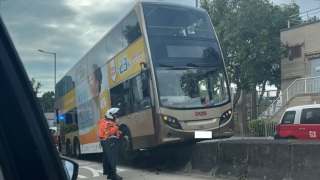 交通意外-九巴秀茂坪失控剷上石壆-乘客一度被困車廂無人傷