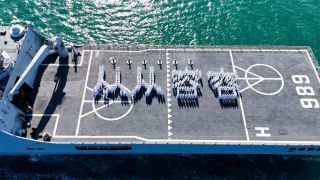 海軍989編隊執行遠海綜合實習任務-學員擺出-從從容容遊刃有餘-字樣