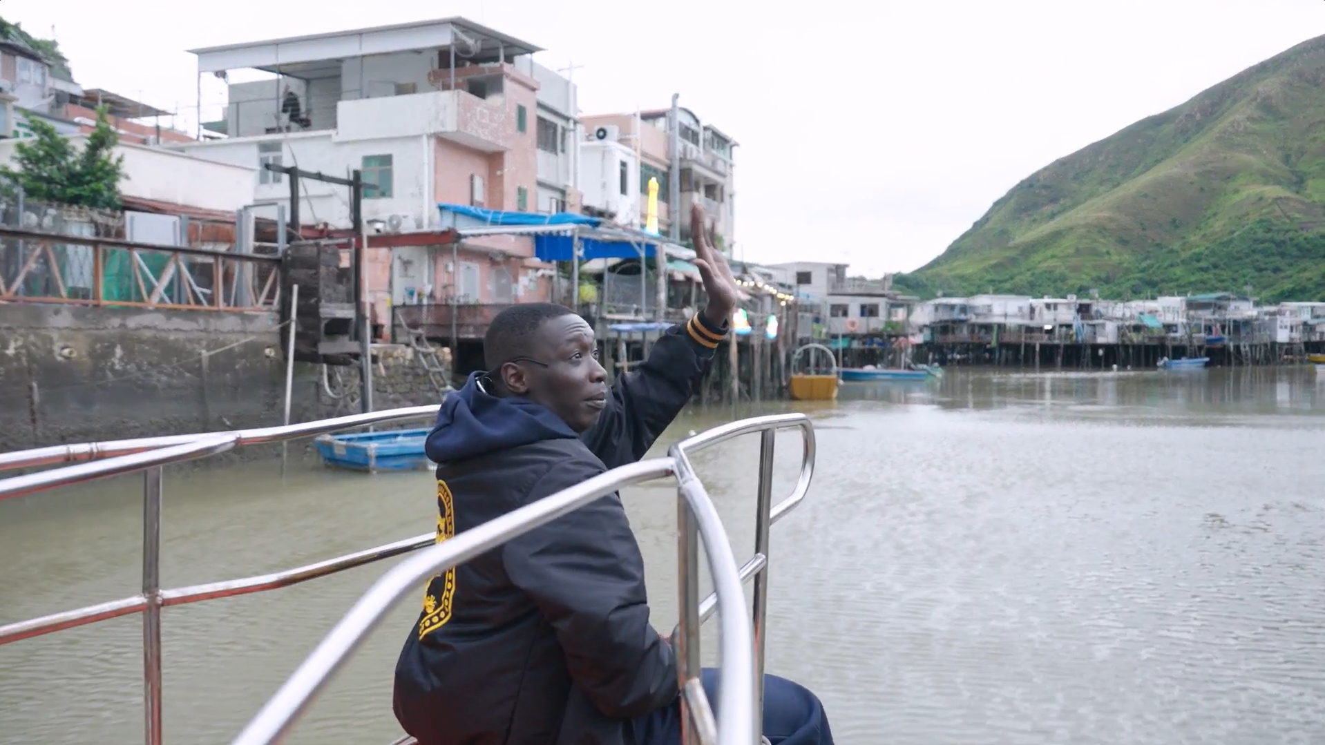 有片｜TikTok逾1.6億粉絲網紅「無語哥」Khaby Lame首度訪港　旅發局安排學舞火龍和製作鹹蛋