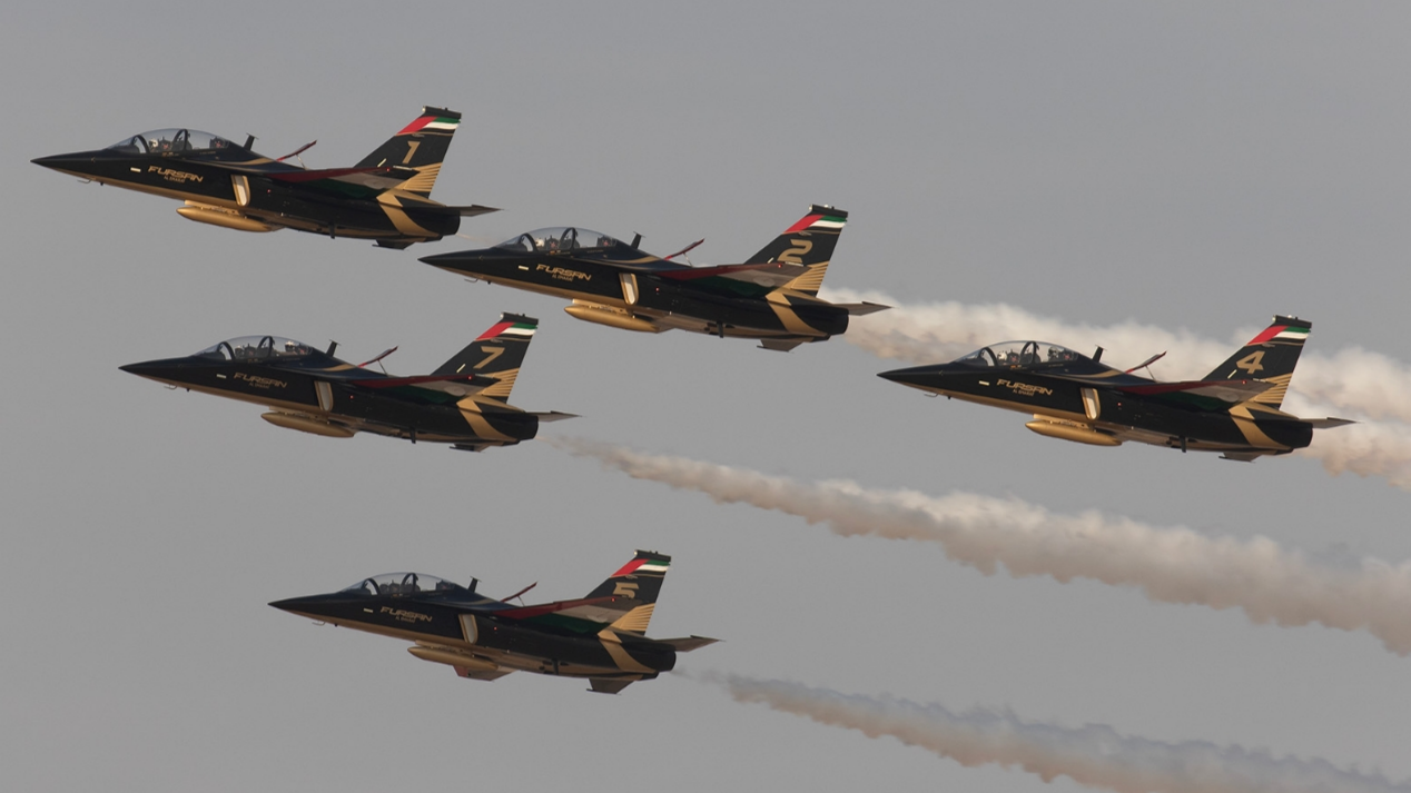 阿聯酋空軍飛行表演隊改用中國製飛機亮相迪拜航展