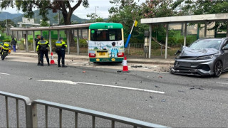 沙田小巴與私家車相撞-剷上行人路撞爛巴士站6乘客傷