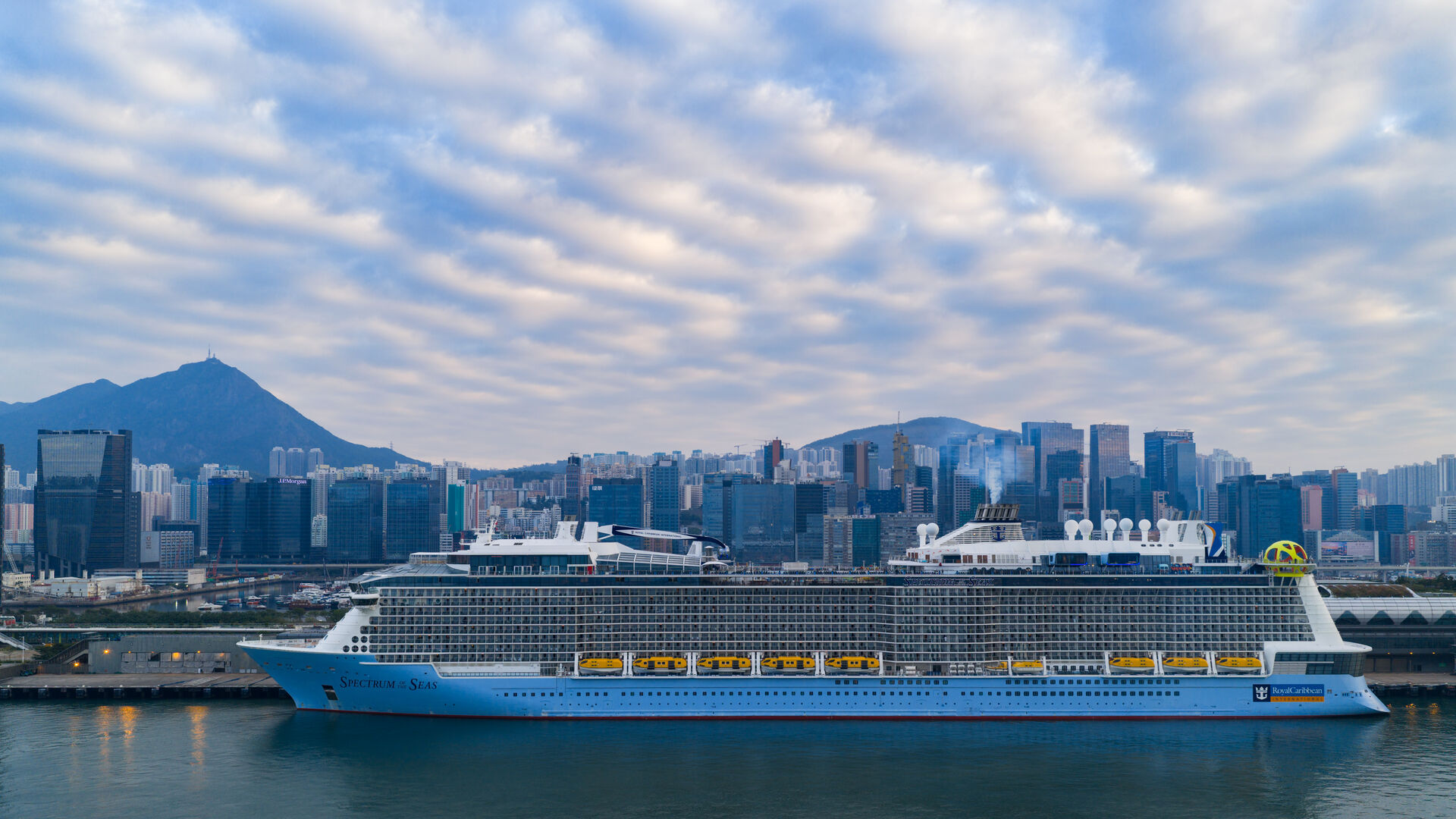 有片｜「海洋光譜號」再度以香港為母港　料今年近190個郵輪船次訪港　按年升逾兩成半