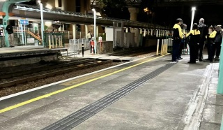 熱話-一家三口輕鐵逃票斷正被職員包圍-網民-這一家應是慣犯須重罰