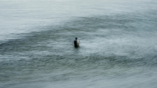 前衛正-遙觀此地-展現四藝術家影像實踐-循著跨越疆界的目光探討身分議題