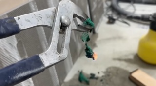 宏福苑五級火-有網民用打火機測試同一承辦商火炭穗禾苑外牆棚網-一點即燃