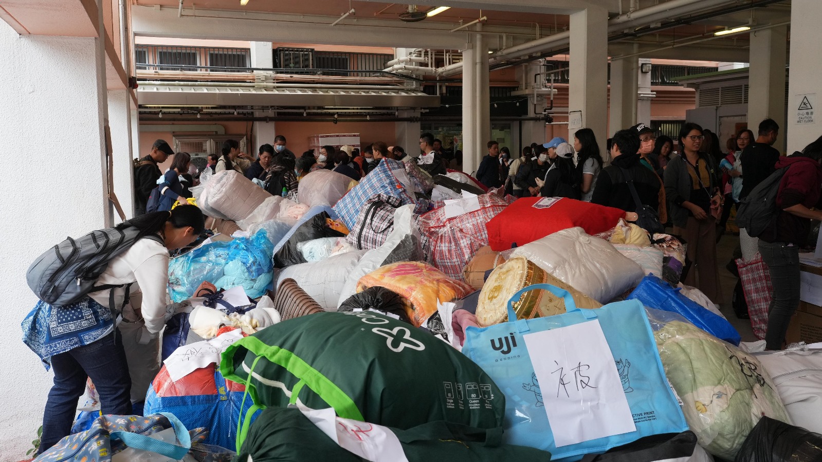 有片·宏福苑五級火｜不少市民自發赴現場擔任義工 為災民提供及整理物資