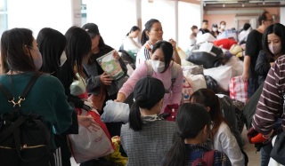 宏福苑五級火-大批市民自發到現場搬運物資-網民感動-香港人幾時都咁有愛