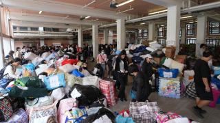 宏福苑五級火-圖集-各界捐資捐物義工雲集救災-向災民派飯盒及飲用水