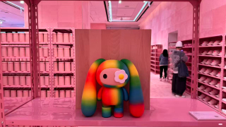 茱茱---juju--快閃展覽亮相富藝斯-當代藝術家Cj-Hendry首個IP公仔系列