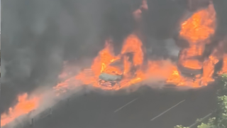 廣州海珠突發火災沿路成火線-疑貨車自燃消防已到場撲滅