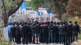 宏福苑五級火-家屬同袍持白花路祭-泣別殉職消防員何偉豪
