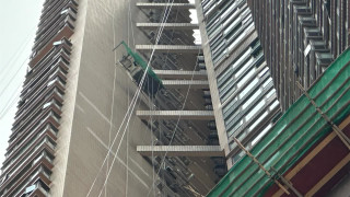 寶翠園吊船傾側兩工人困30樓高空-消防游繩救出