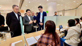 立法會選舉-李家超視察投票站為同事打氣-籲選民踴躍投票