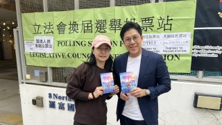 立法會選舉-霍啟剛攜妻子郭晶晶投票-呼籲全港市民盡公民責任
