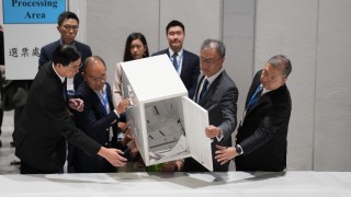 立法會選舉-投票時間結束-陸啟康曾國衞中央點票站倒出票箱選票