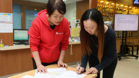 李兆基基金及李家誠徐子淇慈善基金資助香港救助兒童會-向受災學生派一萬元援助