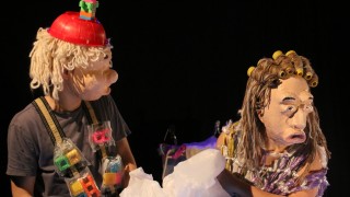 全面具表演-塑膠島上的怪誕家族-講述荒誕寓言-在消費主義荒原中探索生命之題