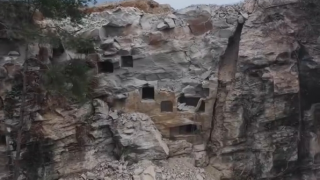 重慶男子飛無人機意外發現崖洞乾屍-警方-已確認死者身份排除刑案