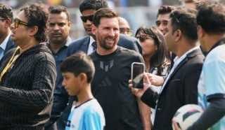 美斯印度之行球場現身不足10分鐘-引發球迷騷亂大肆破壞運動場設施