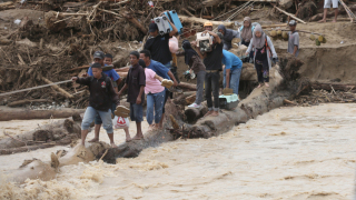 印尼蘇門答臘洪災已致逾千死亡超200人失蹤-累計330萬人受災