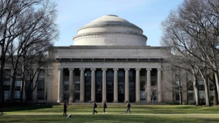 麻省理工學院一名教授在家中遭槍擊身亡-警方以謀殺案展開調查