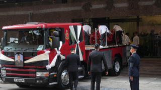 宏福苑五級火-殉職消防員何偉豪舉行最高榮譽喪禮-市民獻花揮手送別