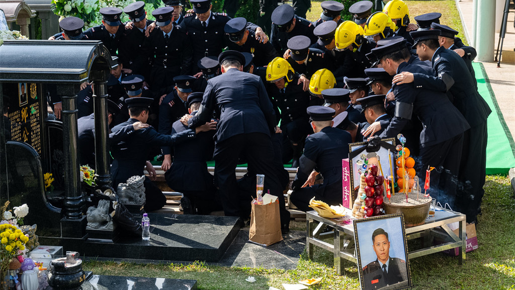 宏福苑五級火|何偉豪長眠浩園 同袍拭淚道別:係沙田消防局嘅光榮同驕傲