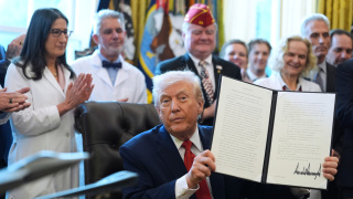 特朗普簽署行政命令放寬大麻管制-強調並非合法化