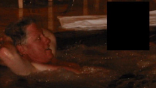 與愛潑斯坦案受害者共浴照遭公開--克林頓斥特朗普政府轉移視線