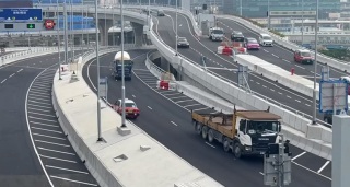 有片-任我行-紅的中九龍繞道逆線行車隧道前U-turn-網民-隨時引發大車禍