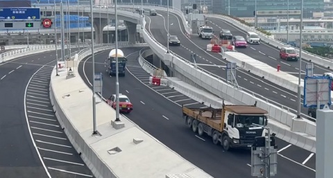 有片-任我行-紅的中九龍繞道逆線行車隧道前U-turn-網民-隨時引發大車禍