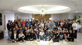 周潤發低調宴請昔日同事-親自擔任聚會攝影師