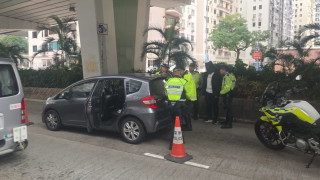 有片-停牌司機九龍塘遇警截查逆線逃走-棄車跑上行人天橋企跳被捕