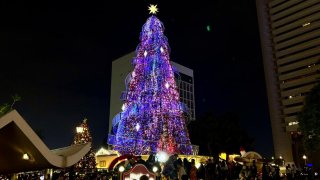 平安夜-蘭桂坊入夜人流漸增-中環巨型聖誕樹吸引大批人打卡