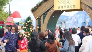聖誕節-西九聖誕小鎮氣氛熱鬧-市民遊客排隊-打卡