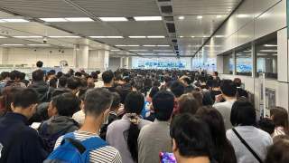 聖誕日近57萬港人離境按年多17--餐飲業料生意跌一成