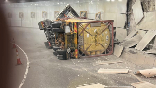 將藍隧道運載生物柴油貨車翻側-消防疏散管道內所有車輛及工作人員