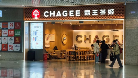 霸王茶姬陷-高濃度咖啡因-爭議-股價跌近16-創新低