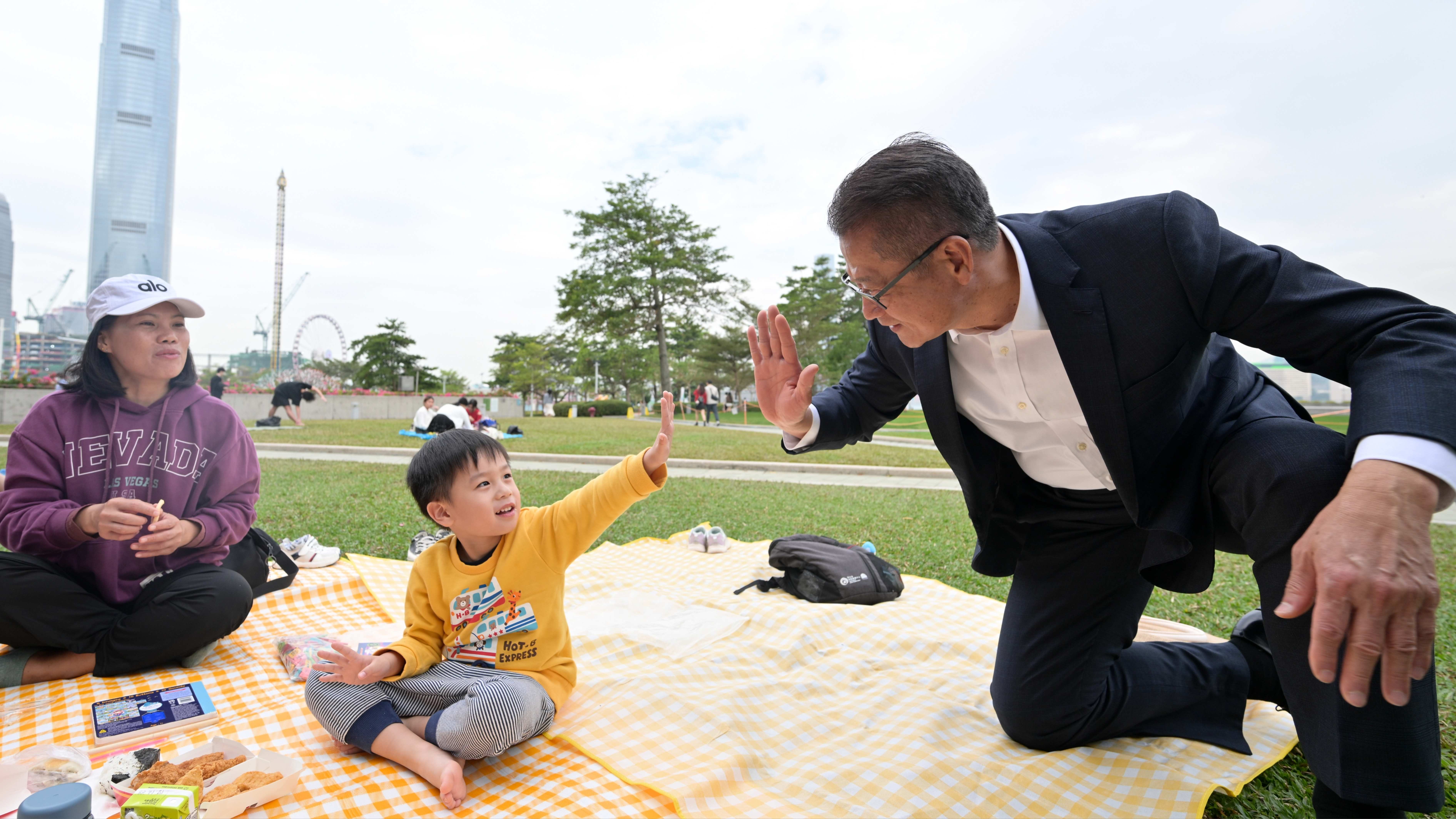 有片｜陳茂波料本港今年經濟增長3.2%　股市樓市「價量齊升」　明年防範各種「黑天鵝」「灰犀牛」