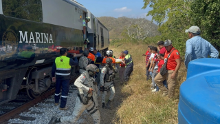 墨西哥火車脫軌墜入山谷-已造成13死98傷