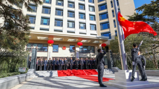 中央港澳辦-國務院港澳辦新辦公樓啟用-夏寶龍等出席升國旗儀式