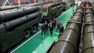 金正恩視察軍工企業-稱多管火箭炮系統將成為炮兵主力
