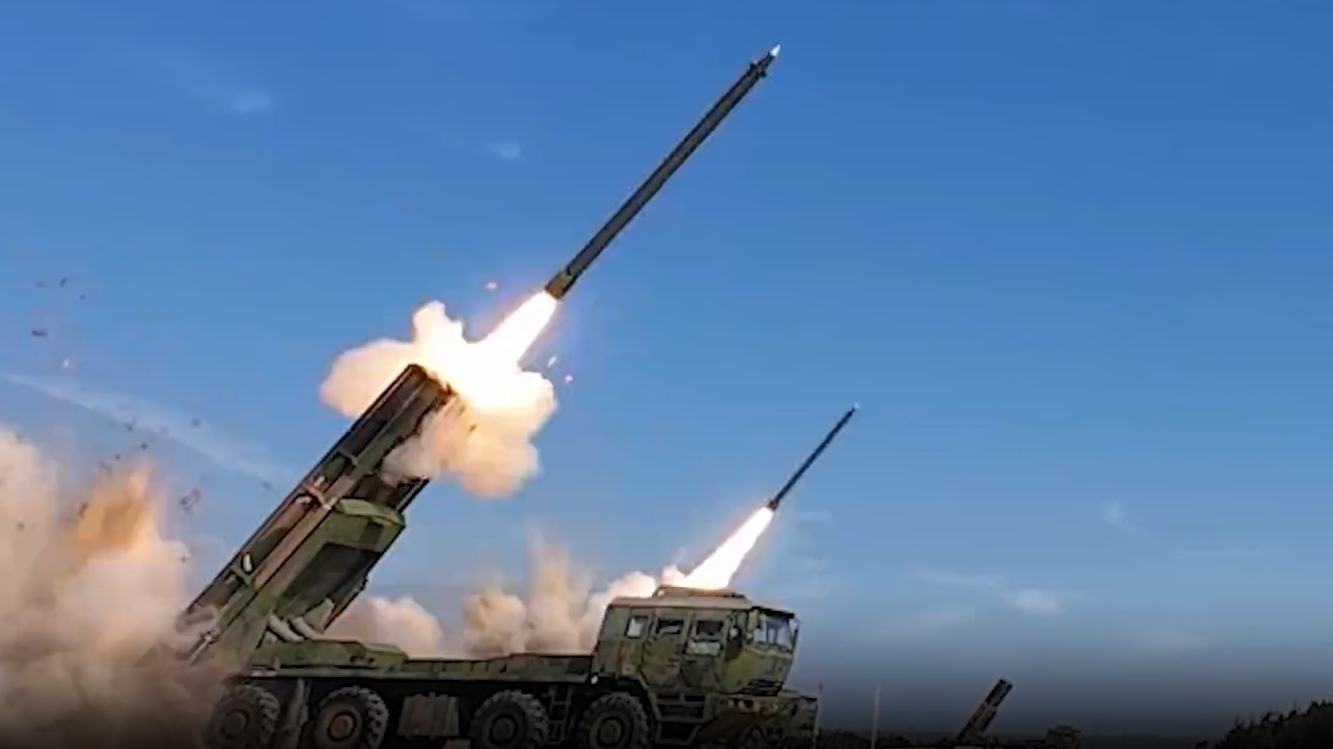 有片｜多軍種兵力對台島南部相關海域火力突擊及實彈射擊：全部命中！