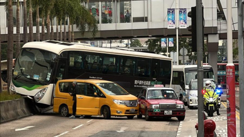 荃灣大河道三車-串燒-釀一傷-旅遊巴剷上花槽