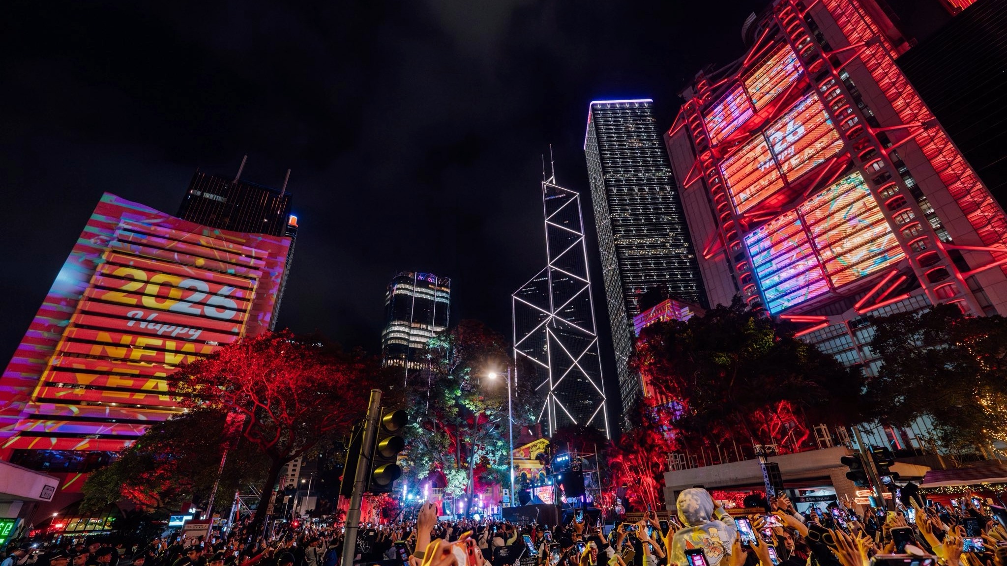 有片｜香港跨年倒數人潮湧湧　李家超現身與市民共同邁進2026年