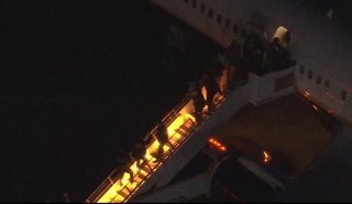 有片-現場畫面公開-馬杜羅身穿衛衣腳帶鐐銬-走下飛機進入機庫